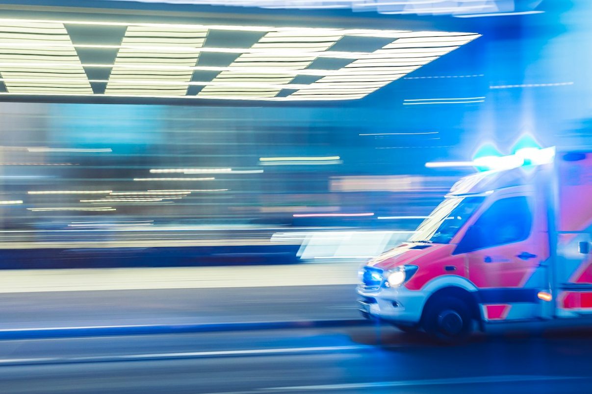 Ein Rettungswagen mit Blaulicht