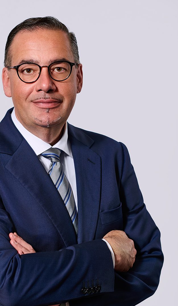 Peter Scheifele in blauem Anzug