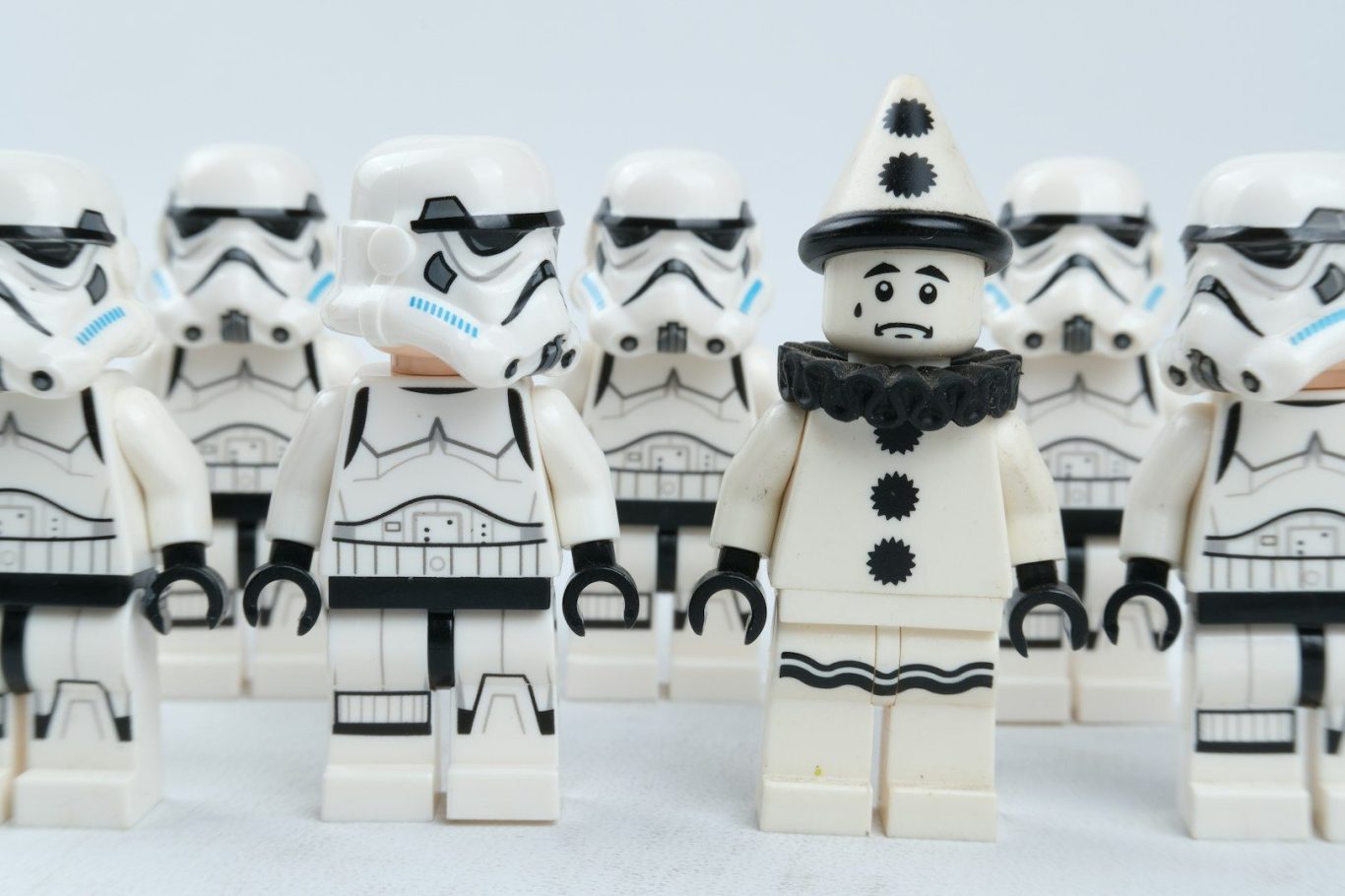 Ein Harlekin zwischen Stormtrooper-Figuren