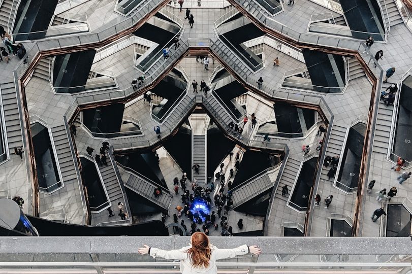 Blick in mehrere Treppenhäuser eines Hochhauses