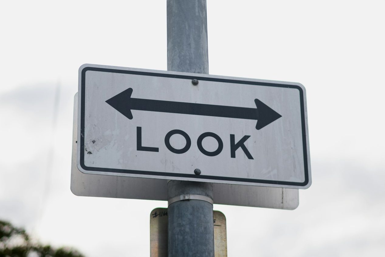 Ein Schild auf dem "Look" steht und das einen Pfeil in zwei Richtungen zeigt.